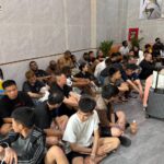 金边警方突袭公寓：捣毁电诈与毒品据点，逮捕55人-免费彩金-白嫖网-白菜论坛